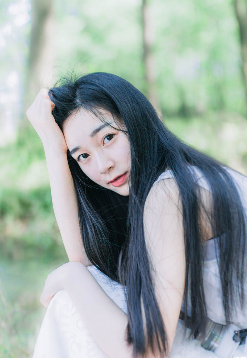 “主公恕罪，习惯。”贾诩苦笑着点点头：“其实以周瑜之能，若他反抗，孙权没有太多力量阻止，但那样一来，江东人心将会分裂，无数年之功不足以平复，而江东，现在没有时间经历一次改朝换代，而周瑜也没这份野心，孙权这两年一直在默默地培植自己的势力，也因此，江东已经隐隐出现矛盾，虽然还未被激化，但正在逐渐尖锐，就算周瑜没这个心思，但昔日那些老将也会不自觉的维护周瑜的利益。”